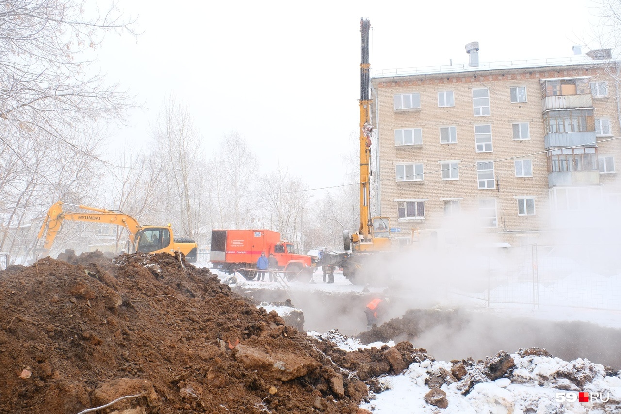 На месте ЧП до сих пор устраняют последствия коммунальной аварии На месте ЧП до сих пор устраняют последствия коммунальной аварии 