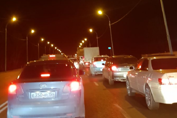 В пробке при подъезде к Бердску можно потерять больше часа В пробке при подъезде к Бердску можно потерять больше часа