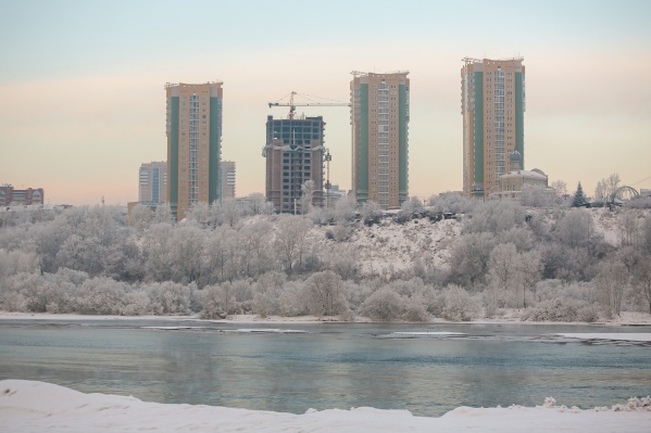Масляные разводы заметили у Октябрьского моста Масляные разводы заметили у Октябрьского моста