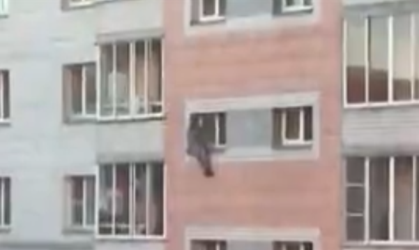 Сидел, свесив ноги: ярославец повис за окном многоэтажки из-за ссоры с женой. Видео