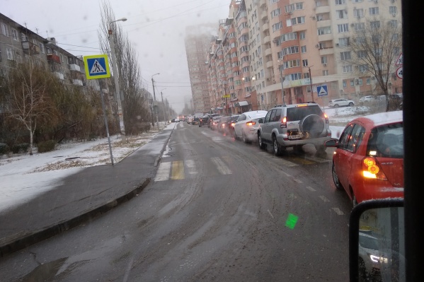 Водители растерялись после первого в этом сезоне снегопада Водители растерялись после первого в этом сезоне снегопада 