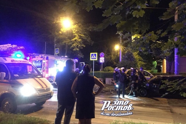 В результате ДТП вспыхнула одна машина, а следом — вторая В результате ДТП вспыхнула одна машина, а следом — вторая