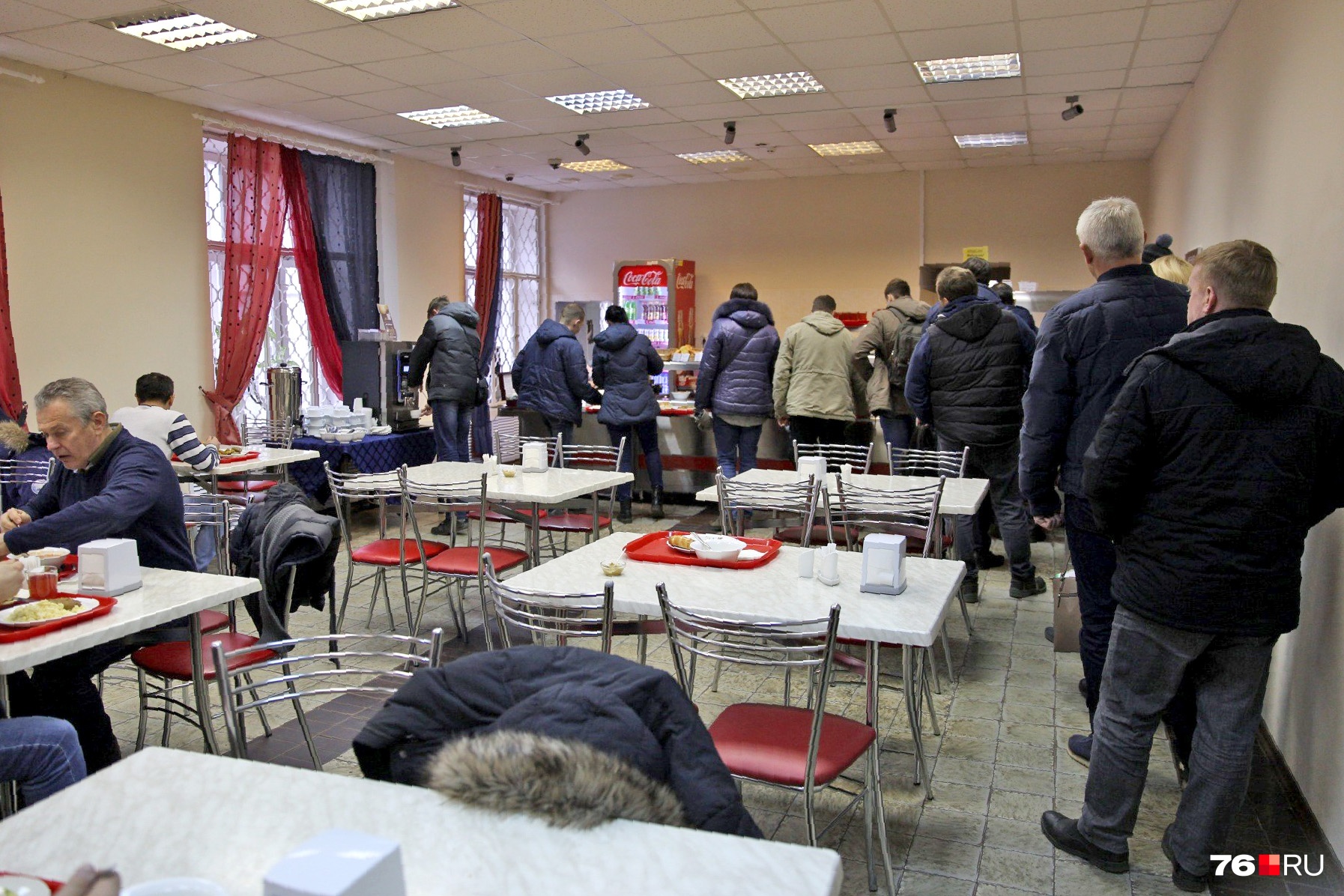 В общей столовой мэрии придётся постоять в очереди В общей столовой мэрии придётся постоять в очереди