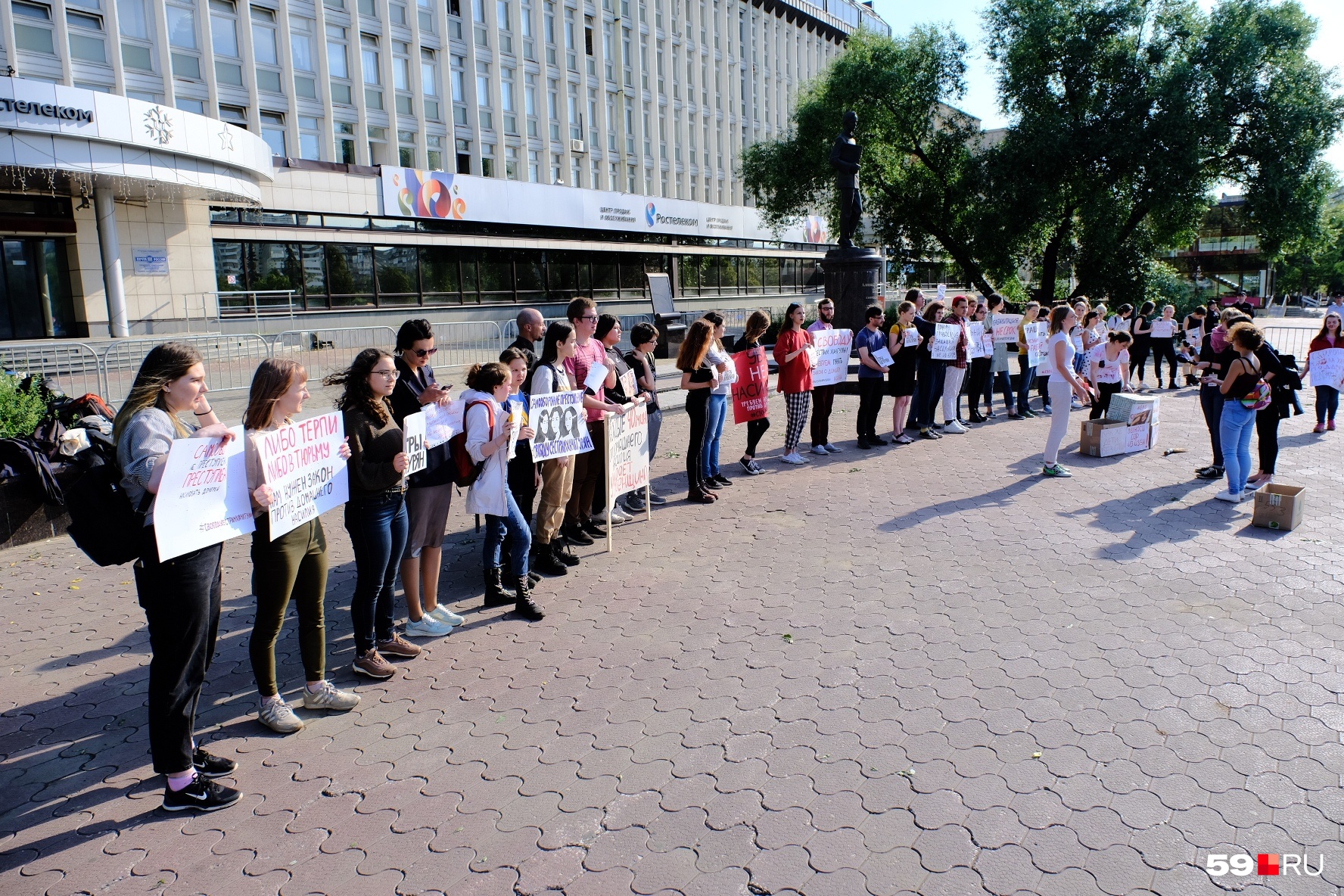 В пикете приняли участие около 40 человек В пикете приняли участие около 40 человек