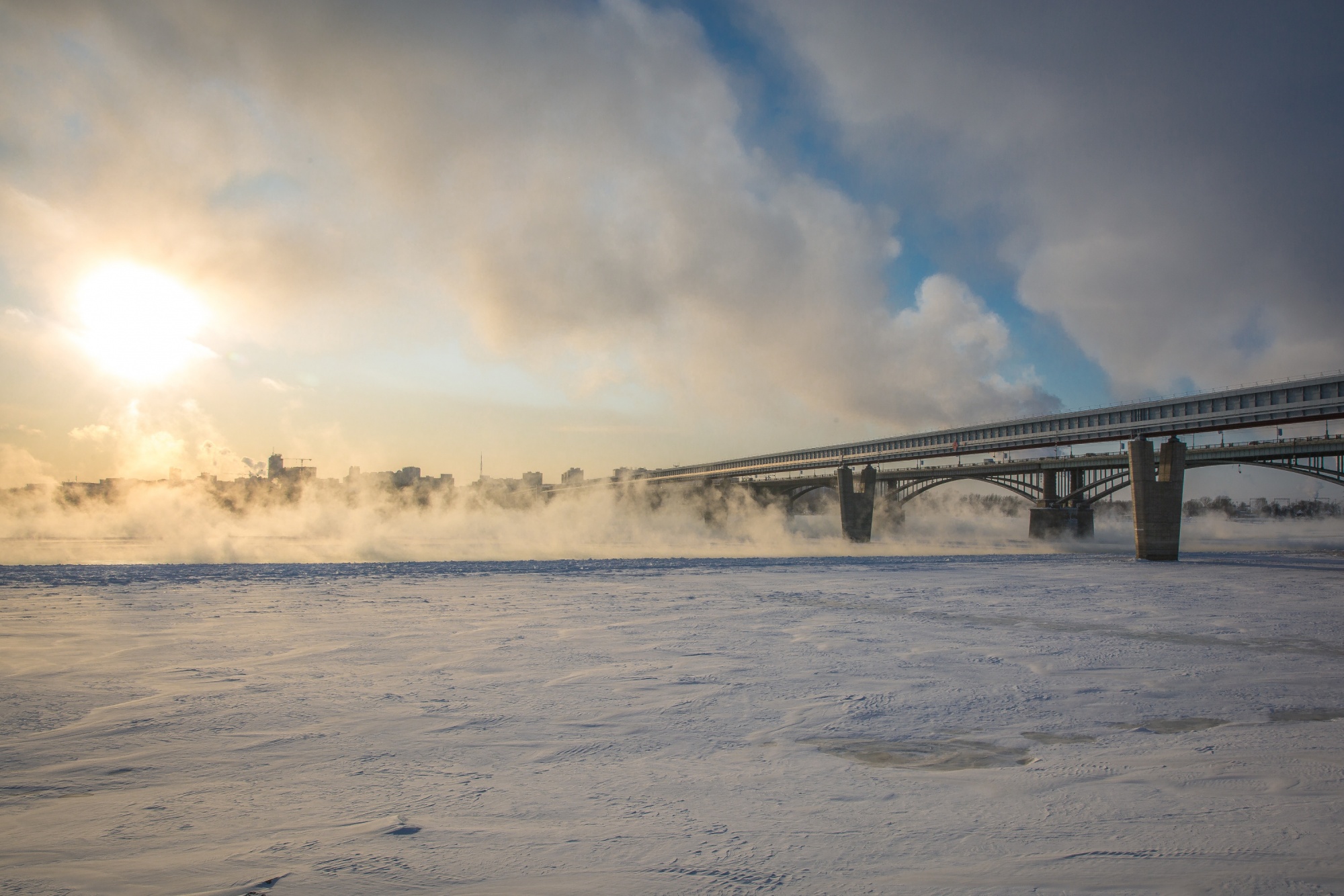 Сильные морозы в новосибирске. Новосибирск зима. Октябрьский мост Новосибирск зимой. Суровая зима в Новосибирске. Новосибирск мост Мороз.