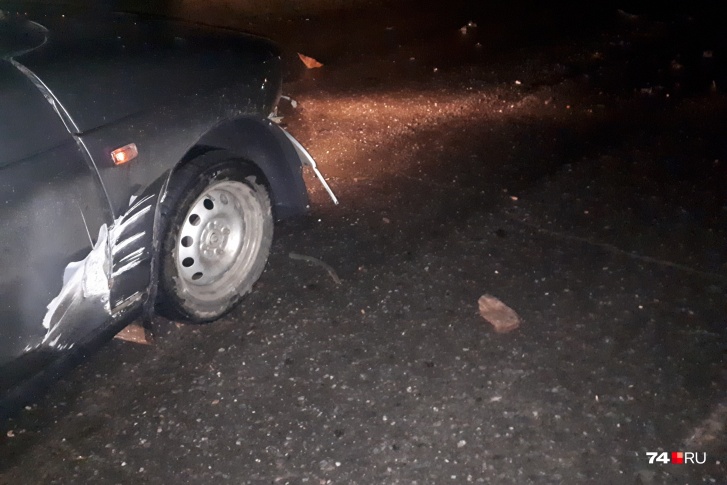 На дорогу упали несколько камней разного размера. Водитель Алексей столкнулся с булыжником полтора на полтора метра На дорогу упали несколько камней разного размера. Водитель Алексей столкнулся с булыжником полтора на полтора метра