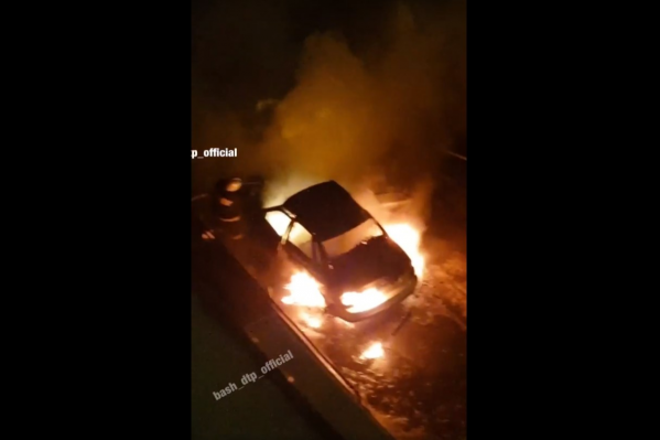 Автомобиль загорелся в три часа ночи Автомобиль загорелся в три часа ночи