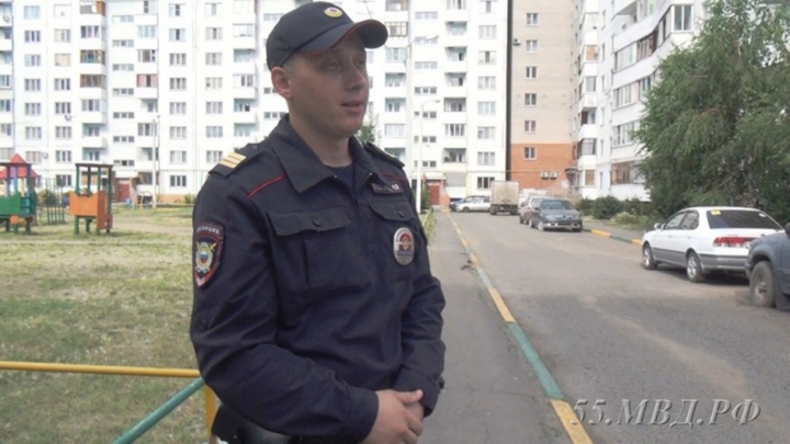 В Омске сержант полиции спас парня, сидевшего на окне