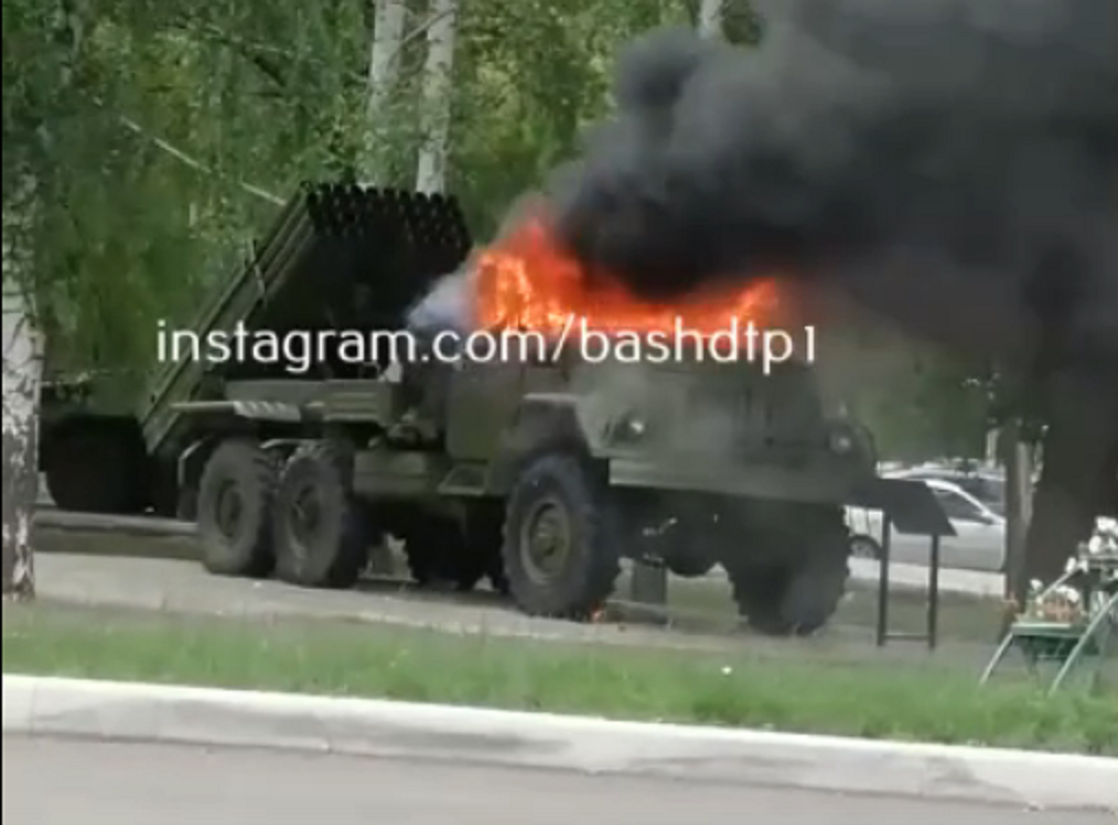 Вандалы подожгли военную технику в парке Победы в Кумертау
