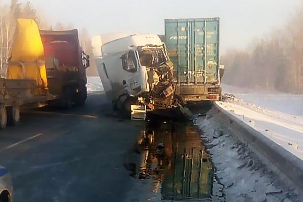 Водителей с места аварии увезли в больницу Водителей с места аварии увезли в больницу