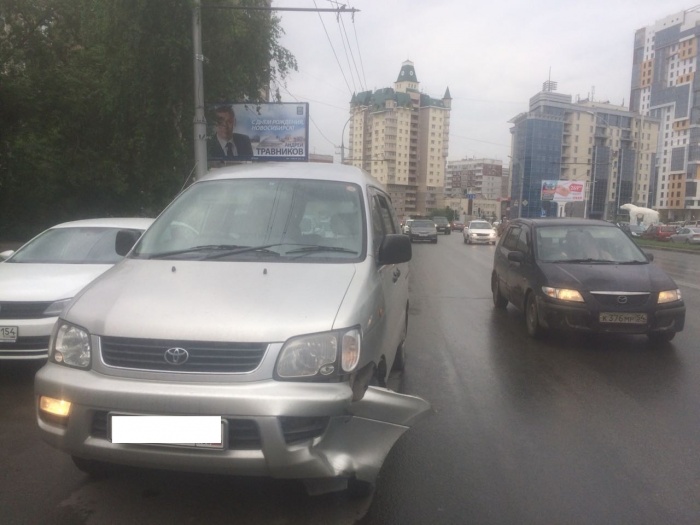 Оторвавшееся колесо ударило «Тойоту» Оторвавшееся колесо ударило «Тойоту»