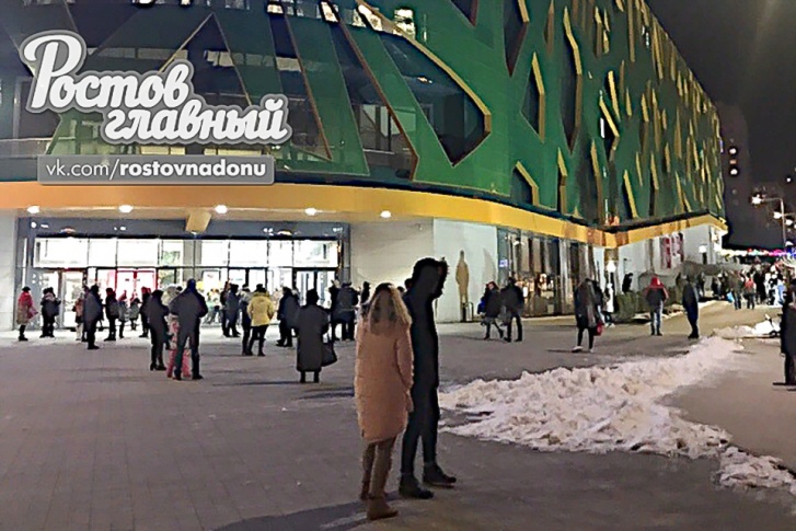 Эвакуация в ТЦ "Парк": людей по громкой связи попросили покинуть помещение центра Эвакуация в ТЦ "Парк": людей по громкой связи попросили покинуть помещение центра