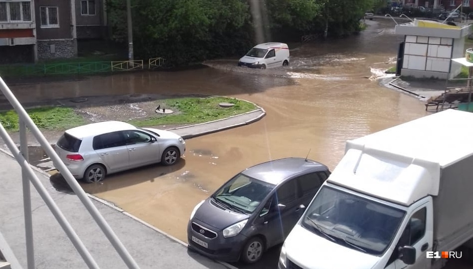 На ЖБИ из-за прорыва трубы затопило дворы