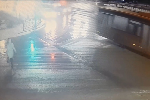 Пешеходу до тротуара оставалось несколько метров Пешеходу до тротуара оставалось несколько метров