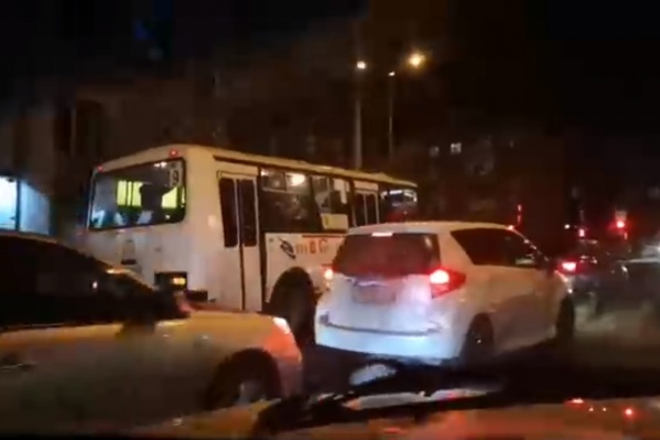 Автобус ехал прямо по встречке Автобус ехал прямо по встречке