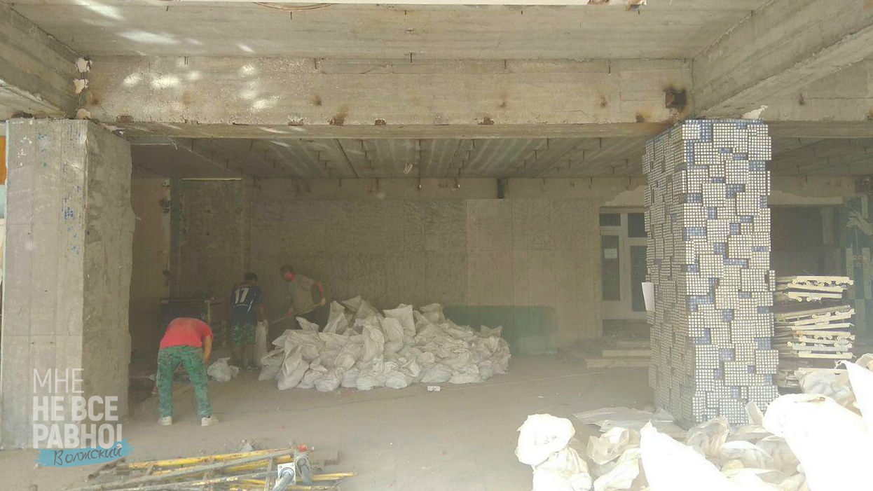 «Сфотографировали и аккуратно сложили», — так власти описали демонтаж панно. Кучи на фото — это и есть то самое «аккуратно» «Сфотографировали и аккуратно сложили», — так власти описали демонтаж панно. Кучи на фото — это и есть то самое «аккуратно»