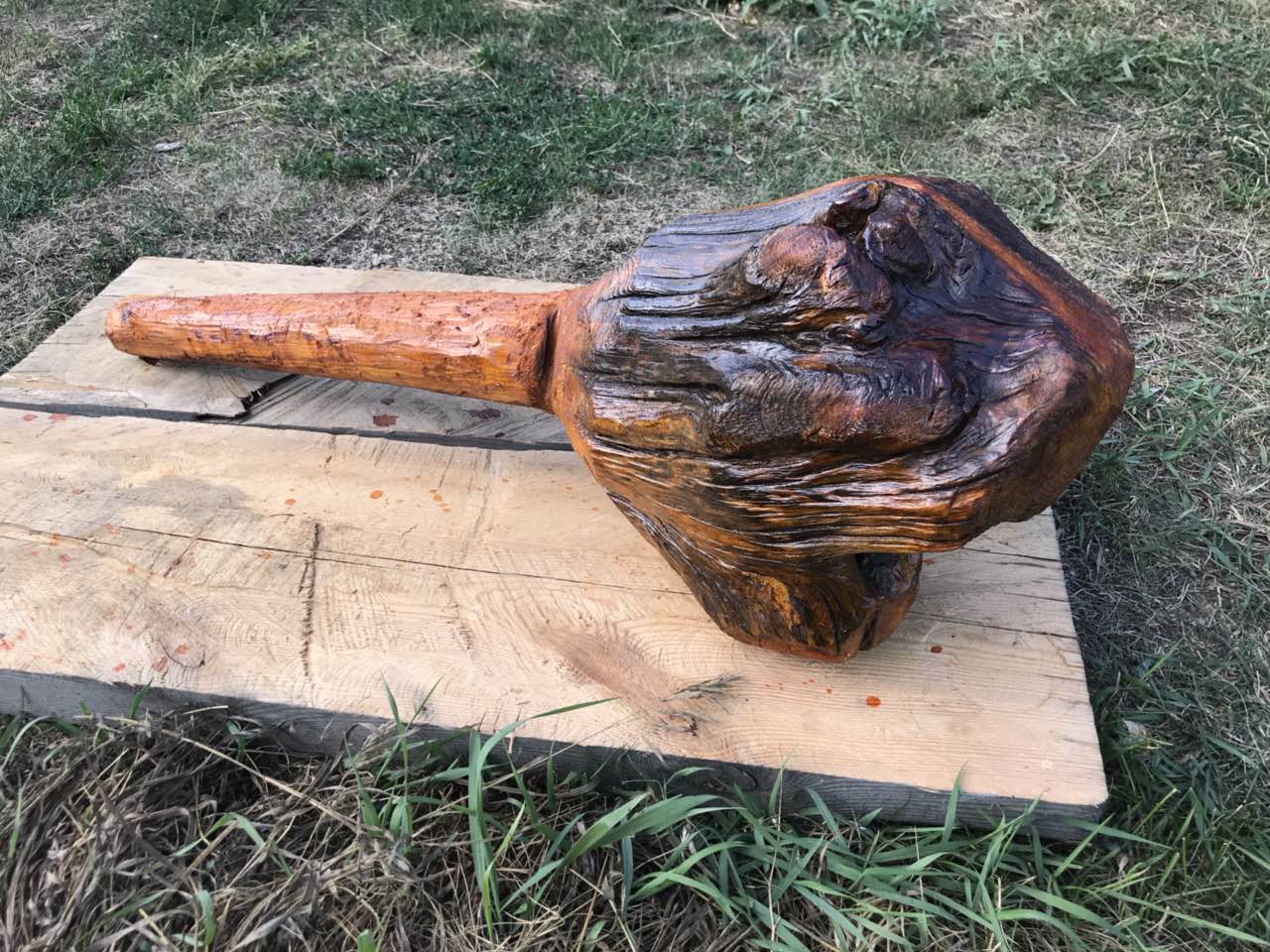 Копию древнего орудия силач сделал из сосны со дна озера Карагайкуль
