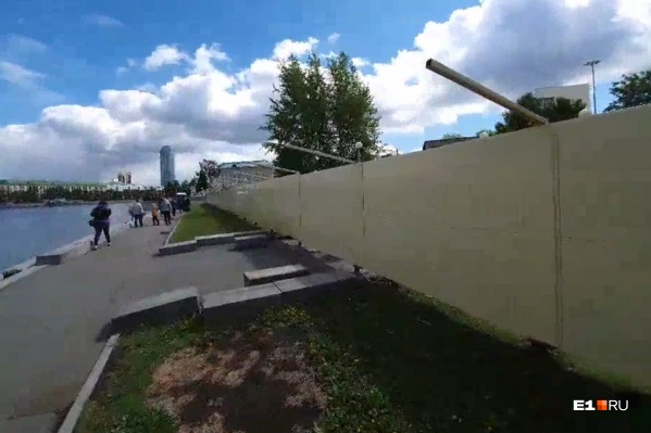 Металлические конструкции приварили пока только с одной стороны Металлические конструкции приварили пока только с одной стороны