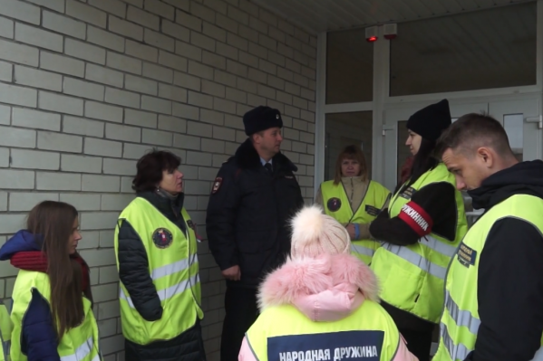 Добровольцы получили значки, повязки и карты маршрутов Добровольцы получили значки, повязки и карты маршрутов