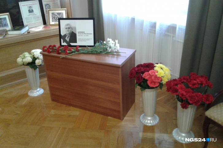 Коридор возле приемной Алексея Клешко заставлена цветами Коридор возле приемной Алексея Клешко заставлена цветами