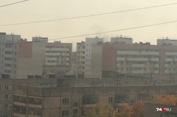 По словам очевидцев, там, откуда доносились взрывы, в небе был виден дым По словам очевидцев, там, откуда доносились взрывы, в небе был виден дым
