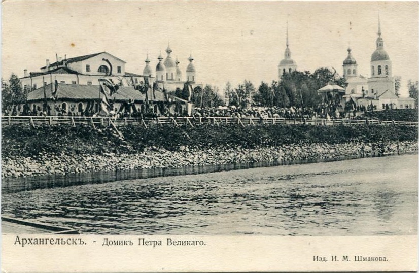 На фото: Петровский сквер в 1893 году в дни празднования первого визита Петра I в Архангельск. Берег укреплен той самой кладкой