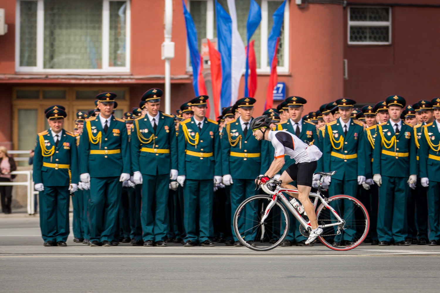 Военных взбудоражил велосипедист, который неожиданно выехал со стороны Дома офицеров по Красному проспекту и проехал после прохождения техники в сторону ул. Кирова Военных взбудоражил велосипедист, который неожиданно выехал со стороны Дома офицеров по Красному проспекту и проехал после прохождения техники в сторону ул. Кирова