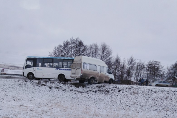 Водители ехали на обед, пассажиров в салоне не было Водители ехали на обед, пассажиров в салоне не было