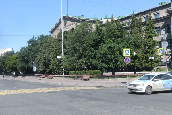 Здание университета с утра оцепили силовики, а автобусную остановку рядом с ним убрали Здание университета с утра оцепили силовики, а автобусную остановку рядом с ним убрали