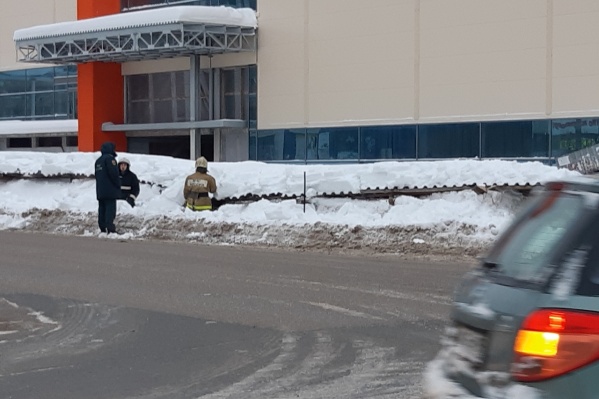 На месте работают спасатели, проверяют, есть ли пострадавшие На месте работают спасатели, проверяют, есть ли пострадавшие