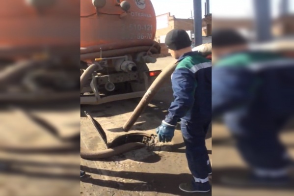Водитель сливал отходы в канализацию Водитель сливал отходы в канализацию