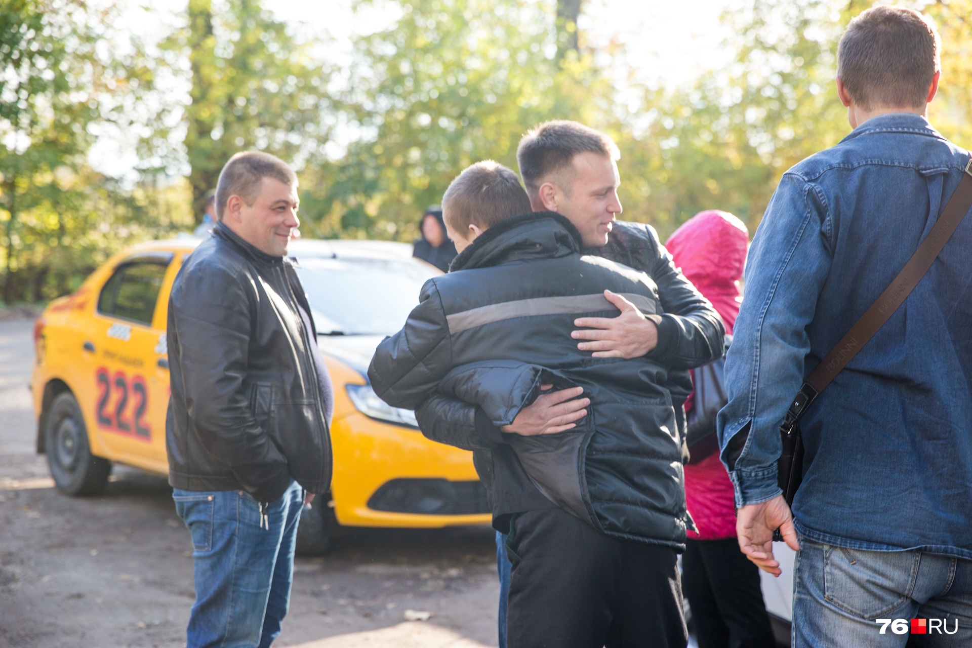 Друзья и родственники Макарова ждали, пока он наговорится с журналистами, и потом бросились к нему в объятия