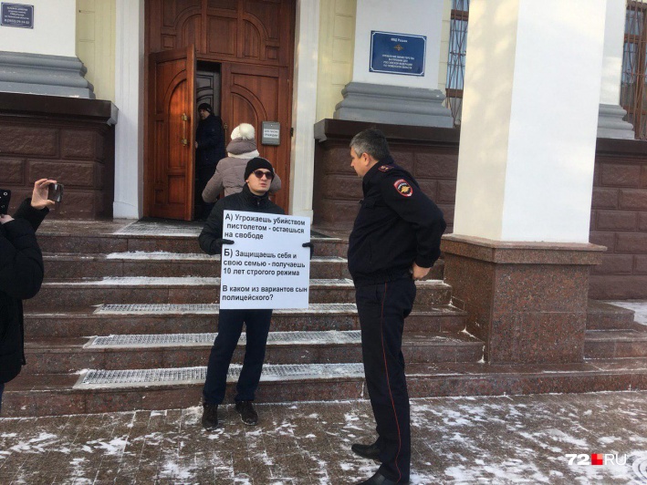 Полицейский предложил Никите Кышко пройти внутрь здания областного УМВД и написать обращение начальнику полиции