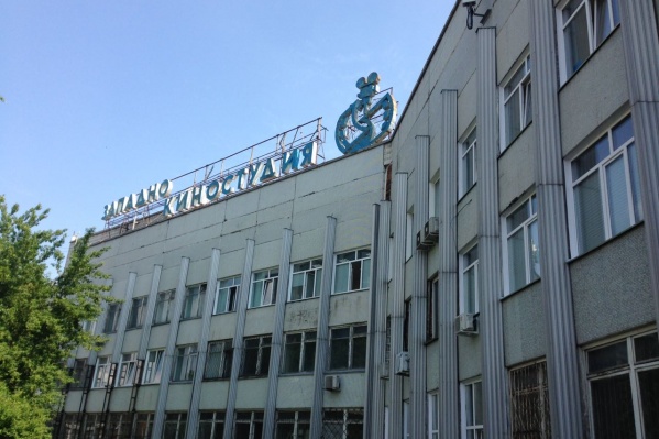 На момент публикации с крыши Западно-Сибирской киностудии успели убрать часть букв — на фото отсутствует часть вывески «сибирская» На момент публикации с крыши Западно-Сибирской киностудии успели убрать часть букв — на фото отсутствует часть вывески «сибирская»