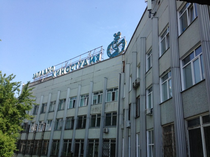 На момент публикации с крыши Западно-Сибирской киностудии успели убрать часть букв — на фото отсутствует часть вывески «сибирская» На момент публикации с крыши Западно-Сибирской киностудии успели убрать часть букв — на фото отсутствует часть вывески «сибирская»