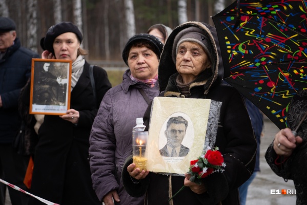 Люди приносили с собой портреты своих близких, ставших жертвами репрессий Люди приносили с собой портреты своих близких, ставших жертвами репрессий