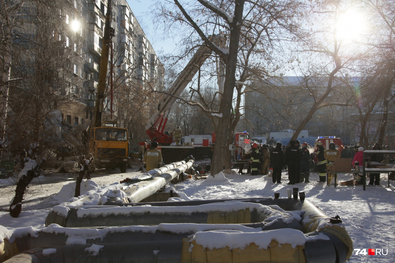 Очевидцы говорят, что под завалами слышны стоны Очевидцы говорят, что под завалами слышны стоны