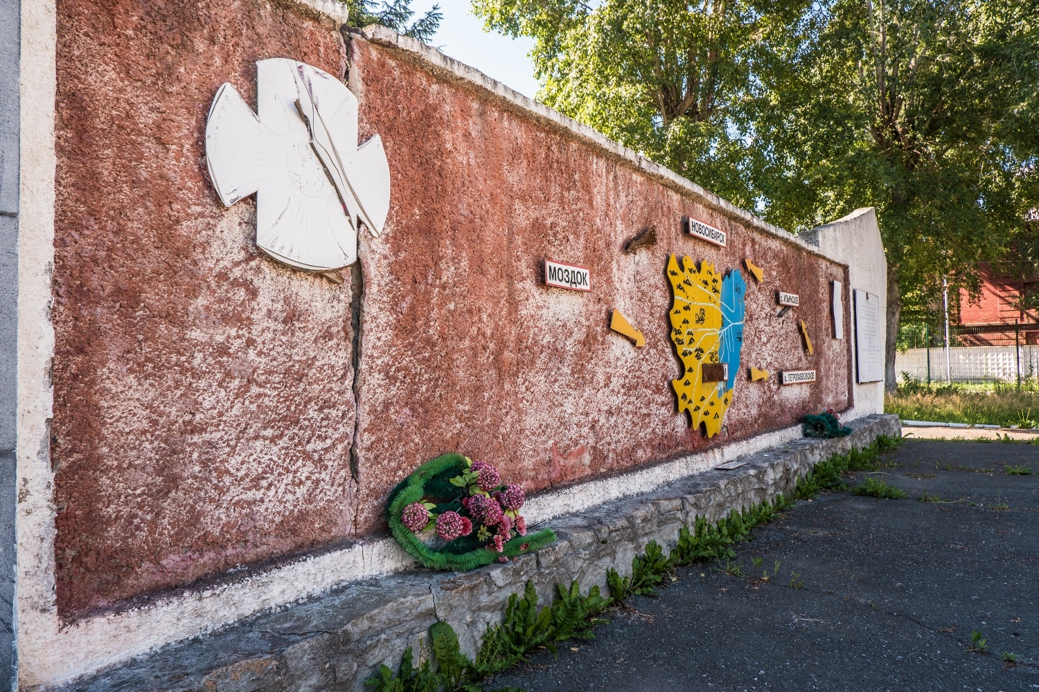 Сегодня цветы к ним никто не приносит — максимум их украшают старые венки Сегодня цветы к ним никто не приносит — максимум их украшают старые венки 