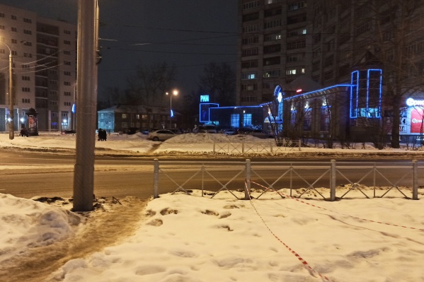 Две «народные тропинки» по обе стороны заборчика — здесь и переходят дорогу к «Астре» Две «народные тропинки» по обе стороны заборчика — здесь и переходят дорогу к «Астре»