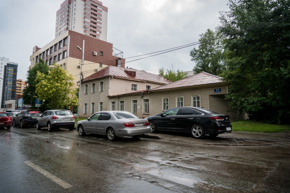 В качестве аргумента за новую высотку новосибирцы отметили, что в районе уже достаточно подобных зданий и новое испортит облик улицы не сможет В качестве аргумента за новую высотку новосибирцы отметили, что в районе уже достаточно подобных зданий и новое испортит облик улицы не сможет