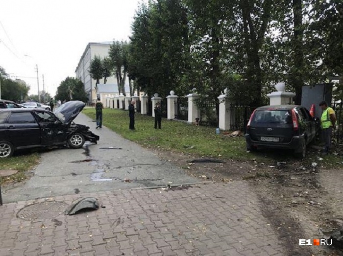 Автомобили вынесло на тротуар Автомобили вынесло на тротуар