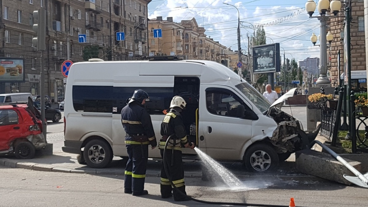 Помогут ли светофоры на консолях покончить с аварийностью на перекрестке Комсомольской с проспектом Ленина?