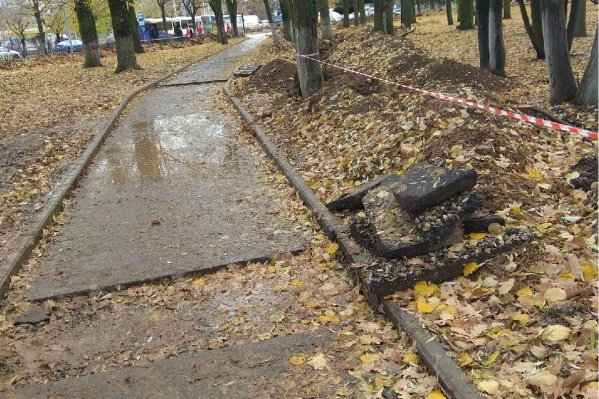 В парке у прудов разломали уложенный асфальт и бордюры В парке у прудов разломали уложенный асфальт и бордюры