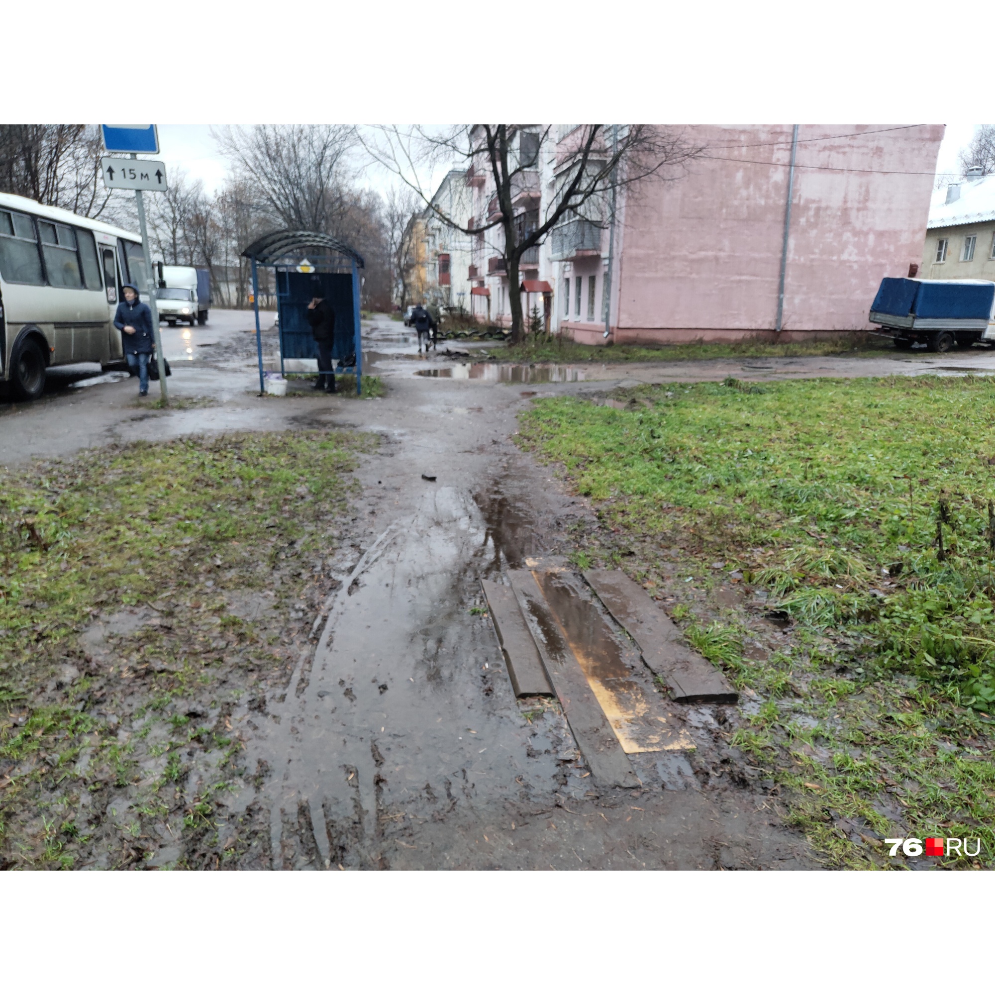 Непросто здесь приходится и пешеходам Непросто здесь приходится и пешеходам