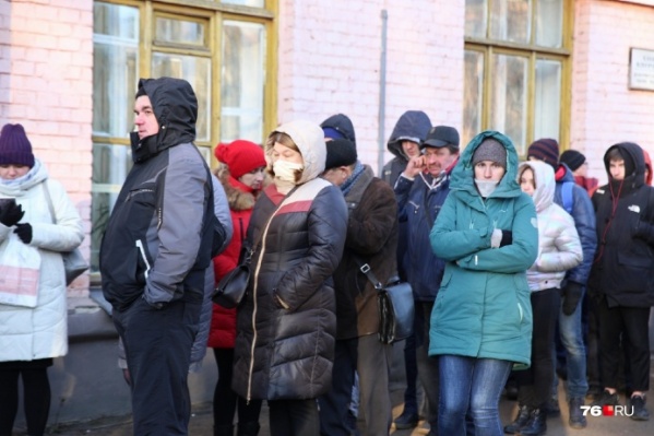 Люди мёрзли на улице по несколько часов Люди мёрзли на улице по несколько часов