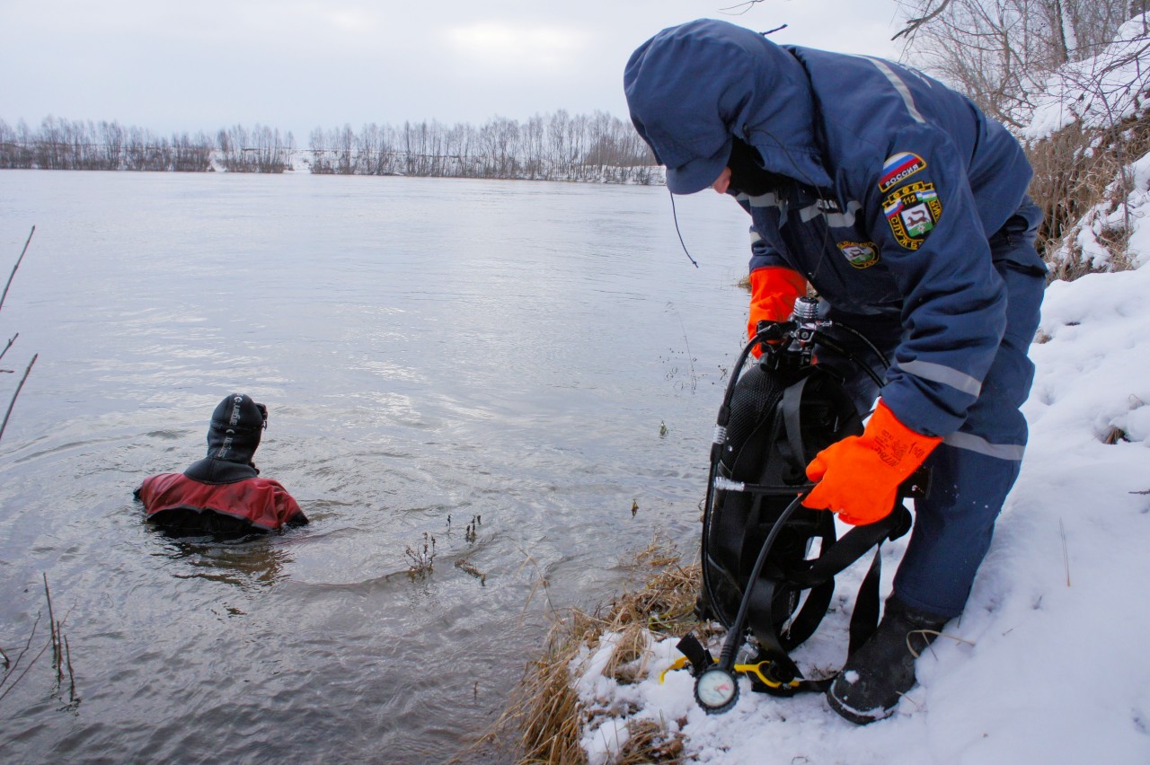 Водолазам приходится работать в непростых погодных условиях Водолазам приходится работать в непростых погодных условиях