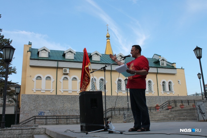 Красные флаги и выступающие с обличительными речами ораторы разместились на фоне церковных куполов