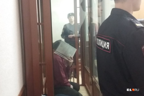 Окулов тщательно закрыл свое лицо от журналистов Окулов тщательно закрыл свое лицо от журналистов