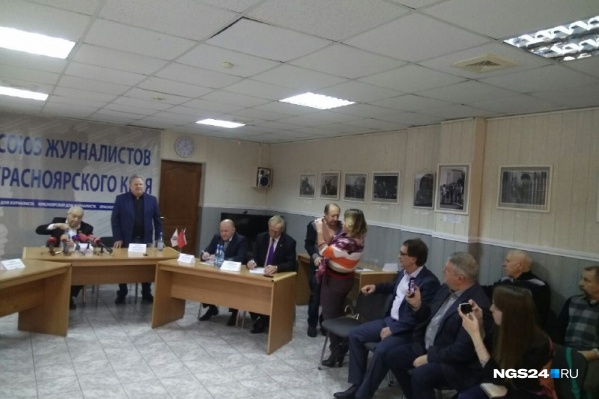 Спустя несколько недель после жёстких обвинений заслуженный тренер собрал пресс-конференцию Спустя несколько недель после жёстких обвинений заслуженный тренер собрал пресс-конференцию 