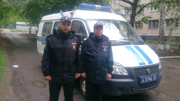 Сотрудники внутренних дел вызвали скорую и, не дожидаясь ее приезда, стали оказывать первую помощь Сотрудники внутренних дел вызвали скорую и, не дожидаясь ее приезда, стали оказывать первую помощь